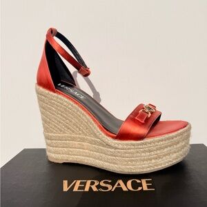 Versace Coral Satin Medusa Wedge Espadrilles Platform Sandals Size 37.5 Gold Log